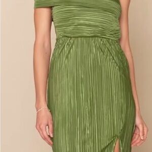 Elegant Green Off-Shoulder Dress